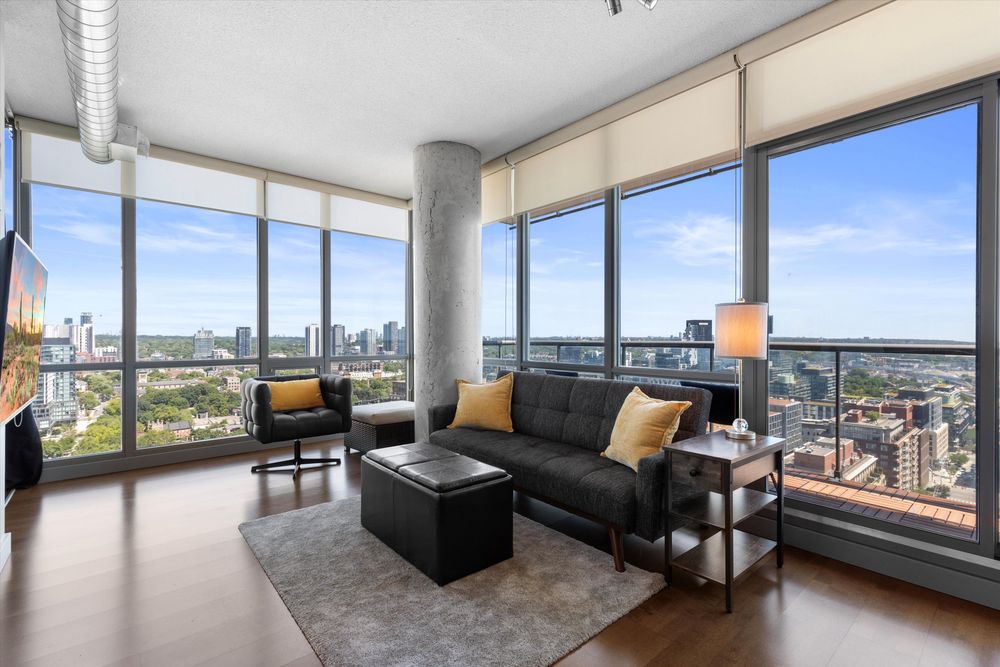 https://d2d56882uwwjpl.cloudfront.net/large_08_Living_Room_ddcf2b3f36.jpg