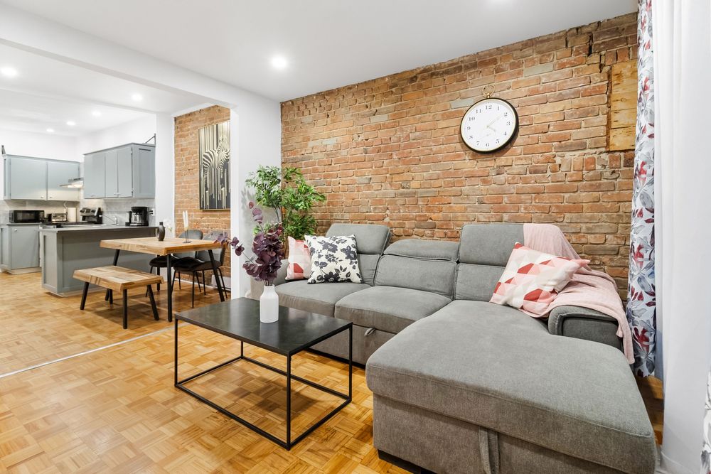 https://d2d56882uwwjpl.cloudfront.net/large_Dorion_airbnb_5_e81e9f7ea1.jpg