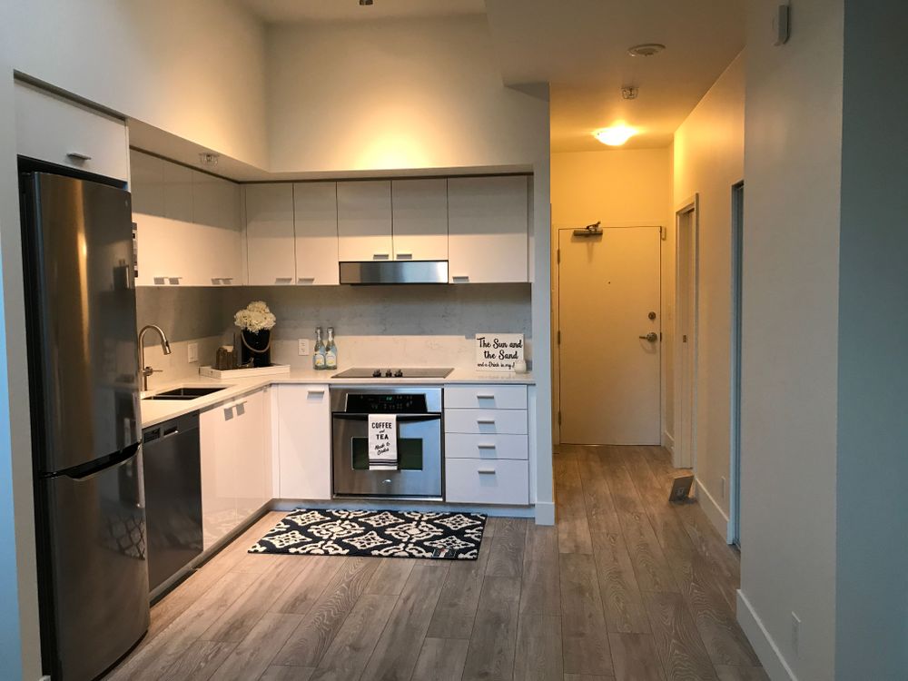 https://d2d56882uwwjpl.cloudfront.net/large_Kitchen_Hallway_df65dacc77.JPG