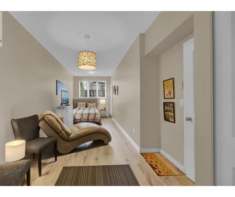 https://d2d56882uwwjpl.cloudfront.net/listing-photos/2025/10/18/medium_005_f909a131c3.jpg