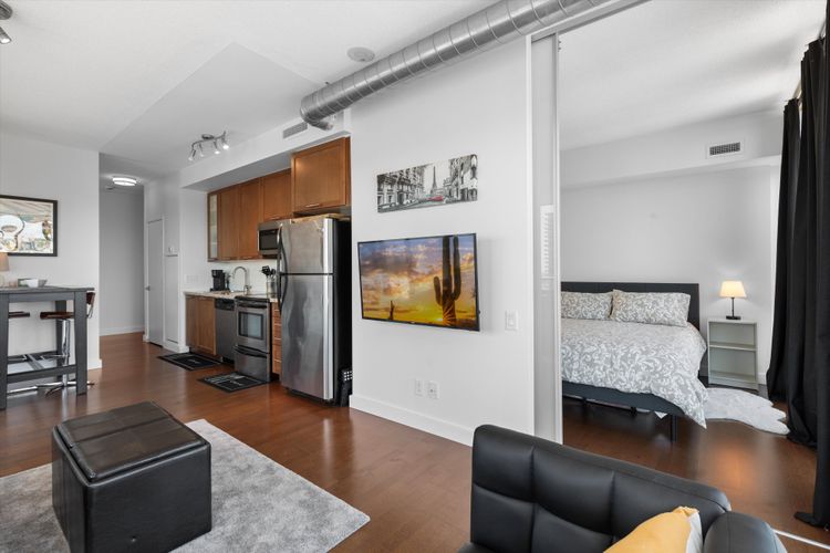 https://d2d56882uwwjpl.cloudfront.net/medium_06_Kitchen_to_Living_Room_82eedf3a95.jpg