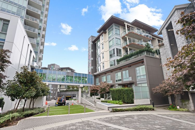 https://d2d56882uwwjpl.cloudfront.net/medium_421_1768_Gilmore_Ave_Burnaby_03_d8a8796755.jpg