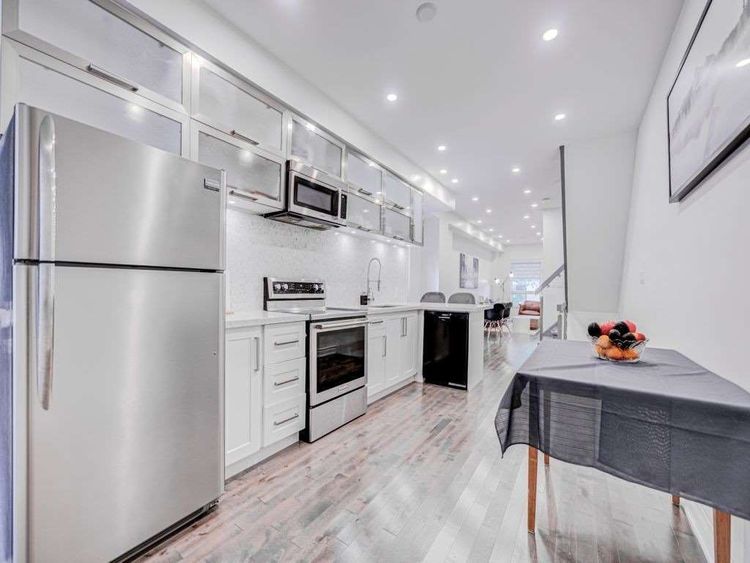 https://d2d56882uwwjpl.cloudfront.net/medium_717_Palmerston_photos_kitchen_2_5aa454356a.jpg