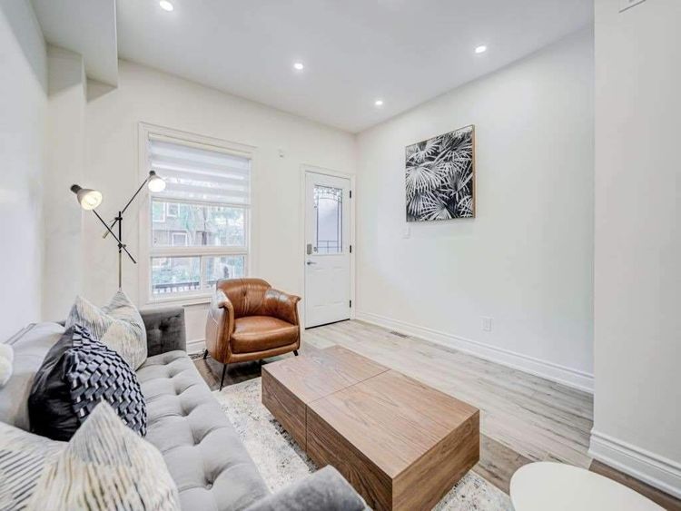 https://d2d56882uwwjpl.cloudfront.net/medium_717_Palmerston_photos_living_room_1_03611d32b9.jpg