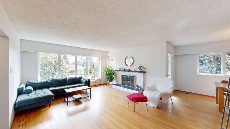 https://d2d56882uwwjpl.cloudfront.net/medium_74_Desswood_Pl_West_Vancouver_BC_V7_S_1_B9_03162024_014109_27b95e0d7e.jpg