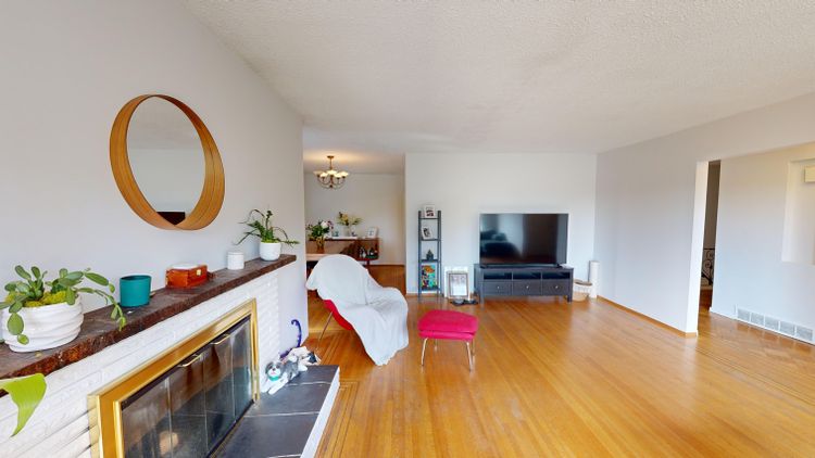 https://d2d56882uwwjpl.cloudfront.net/medium_74_Desswood_Pl_West_Vancouver_BC_V7_S_1_B9_03162024_014332_24249e39f5.jpg