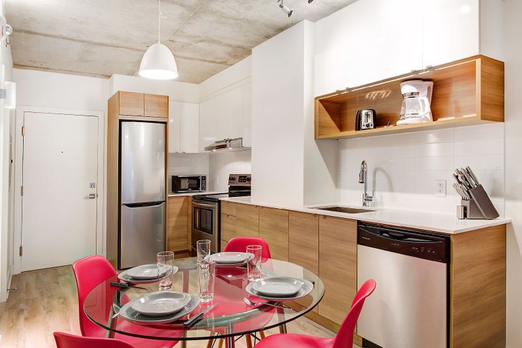 https://d2d56882uwwjpl.cloudfront.net/medium_Corporate_Housing_Montreal_Hexagone_06_9e5705e218.jpg