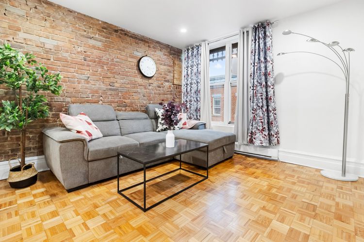 https://d2d56882uwwjpl.cloudfront.net/medium_Dorion_airbnb_1_222e3510e6.jpg
