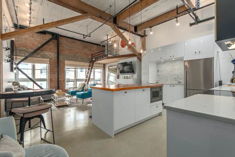 https://d2d56882uwwjpl.cloudfront.net/medium_the_new_yorker_1066_Hamilton_St_402_Furnished_5_be340adf5a.jpg