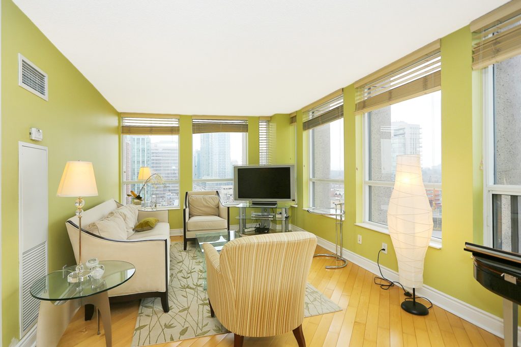 https://d2d56882uwwjpl.cloudfront.net/toronto/2019/01/23722_living_room_4_4_20190116014858-1024x683.jpg