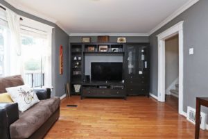https://d2d56882uwwjpl.cloudfront.net/toronto/2019/05/Living-Room-5-1-300x200.jpg