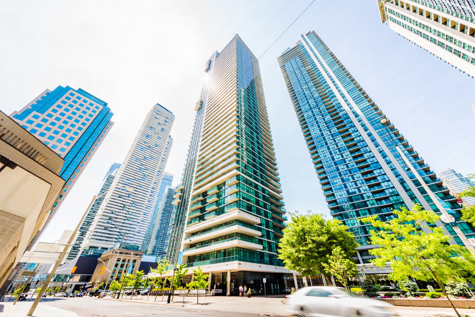 https://d2d56882uwwjpl.cloudfront.net/toronto/2019/07/33-bay-at-pinnacle-33-bay-st-original-4.jpg
