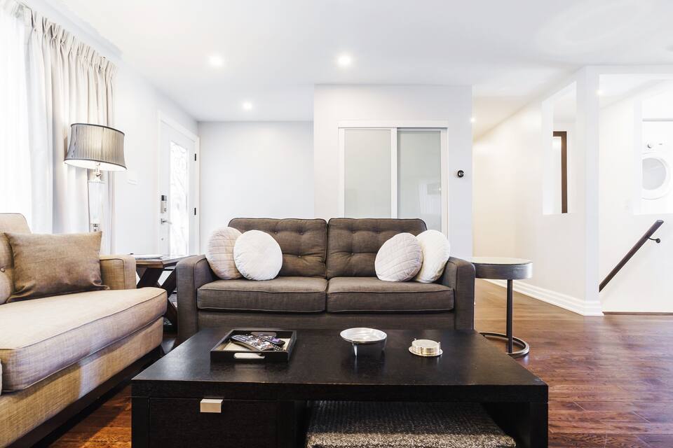 Striking Etobicoke Furnished House, Toronto Rent It Furnished Rental