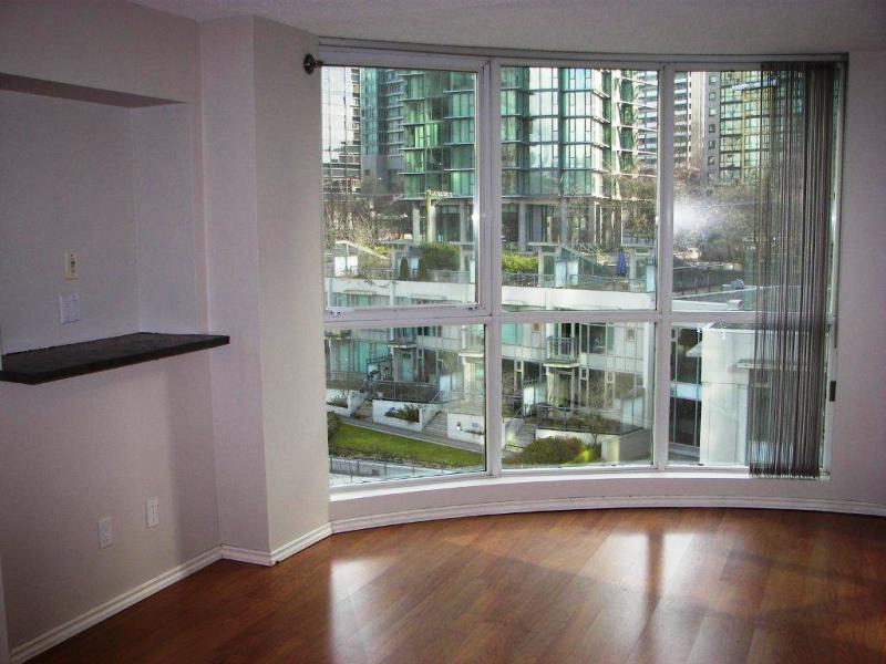 https://d2d56882uwwjpl.cloudfront.net/vancouver/2012/03/588-Broughton-Street-Vancouver-BC-living-room-view.jpg