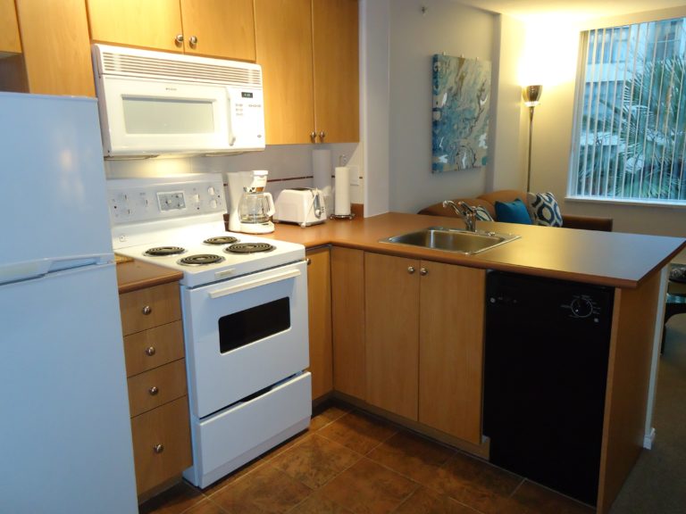 https://d2d56882uwwjpl.cloudfront.net/vancouver/2016/11/910-Beach-AVenue-203-Vancouver-BC-kitchen2-min-min-768x576.jpg